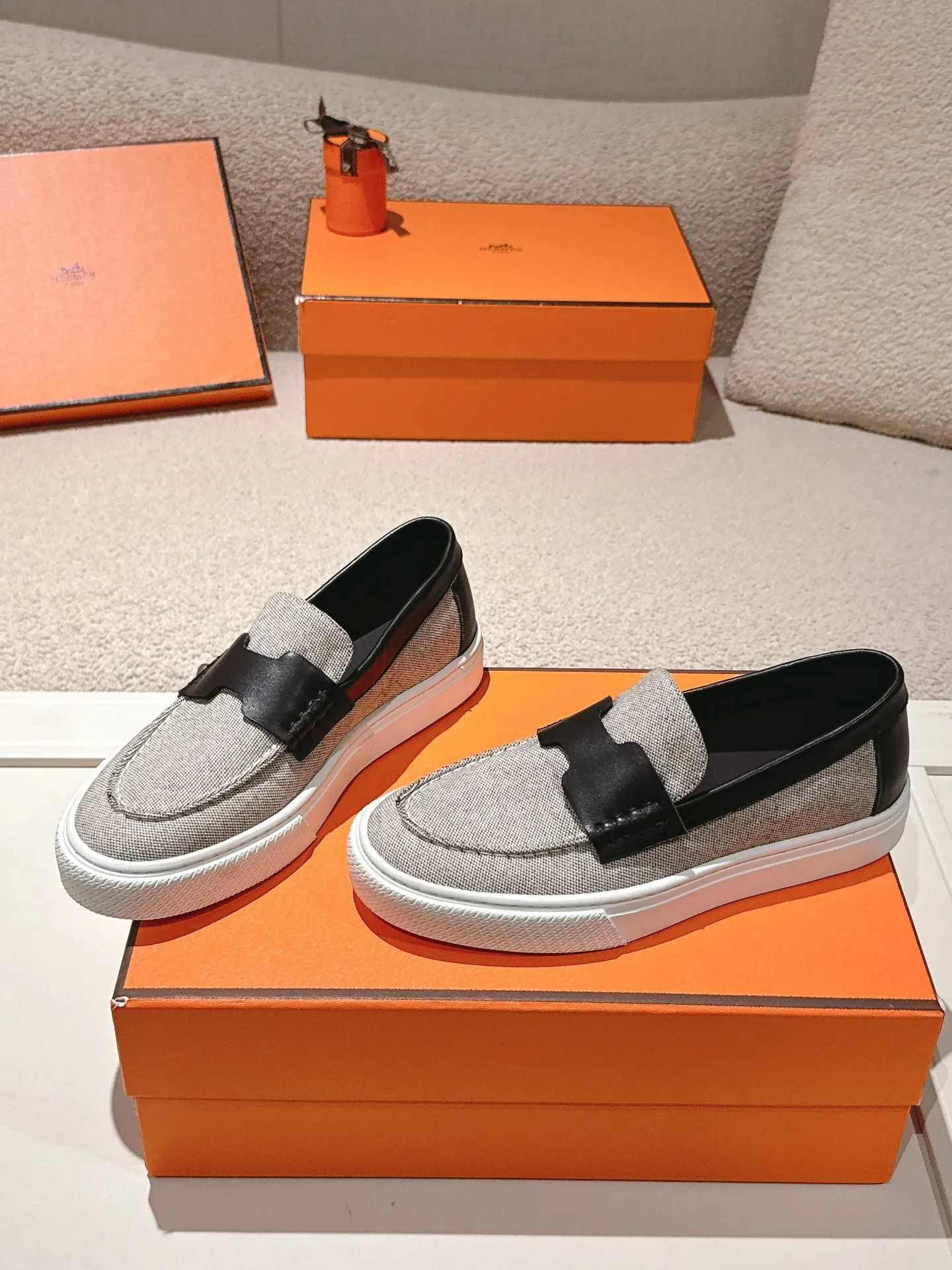 Men's men's shoes P620! Hermes# Thick Sole Couple Loafers These lace-up free sneakers in calfskin and washed denim feature signature "H" details. The design is simple and smooth, creating a fashionable urban look. It is comfortable and versatile. H family classics are not outdated, and the delivery counter is beautifully packaged🛍📦 Fabric: Original customized washed denim/first-layer cowhide Lining: Imported soft sheepskin Sole: Original open-molded anti-slip TPU material Size: 35-45